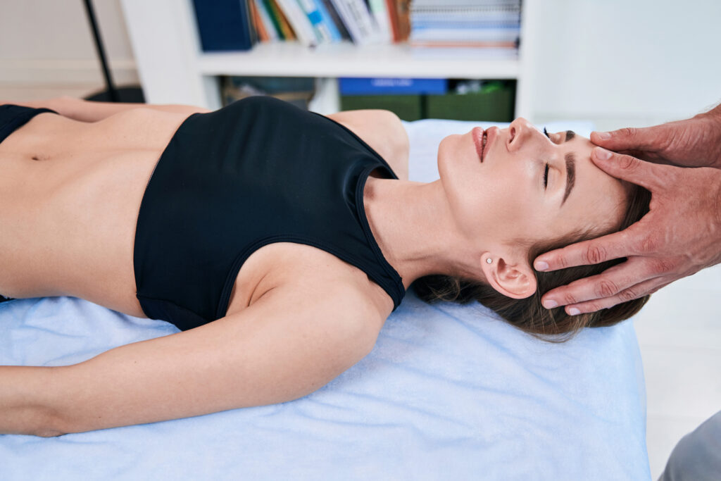 Tecnica di osteopatica per favorire il drenaggio cranico alleviando pertanto cefalee e vertigini