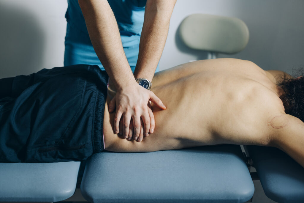 Trattamento osteopatico fasciale per liberare le tensioni dei tessuti connettivi e migliorare la mobilità globale del corpo